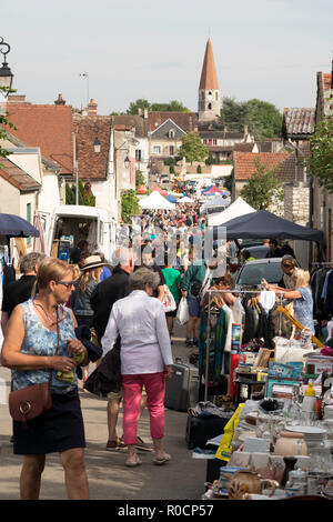 Ein Markt oder vide-IN ESCOLIVES-SAINTE-CAMILLE, Yonne, Burgund, Frankreich, Europa Grenier Stockfoto