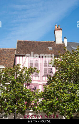 Fachwerkhaus Gebäude mit rosa bemalten Fensterläden, Auxerre, Yonne, Burgund, Frankreich, Europa Stockfoto