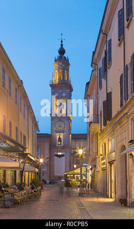 PARMA, Italien - 18 April 2018: Die Straße der Altstadt am Abend. Stockfoto