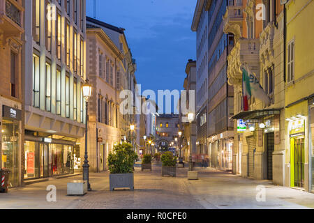 PARMA, Italien - 16. APRIL 2018: Die Straße der Altstadt am Abend. Stockfoto