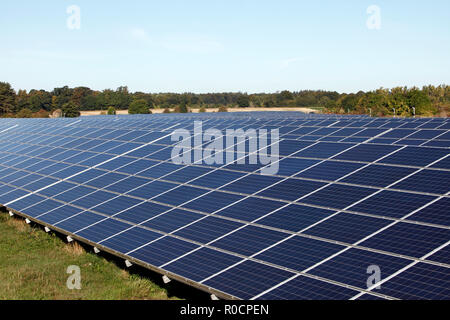 Banken von Sonnenkollektoren an Kencot Hill Solarenergie Bauernhof, gelegen auf dem alten RAF Broadwell Basis in Devon. Stockfoto