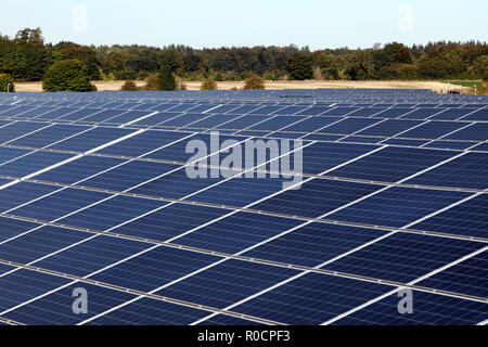 Banken von Sonnenkollektoren an Kencot Hill Solarenergie Bauernhof, gelegen auf dem alten RAF Broadwell Basis in Devon. Stockfoto