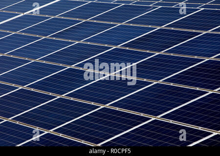 Banken von Sonnenkollektoren an Kencot Hill Solarenergie Bauernhof, gelegen auf dem alten RAF Broadwell Basis in Devon. Stockfoto