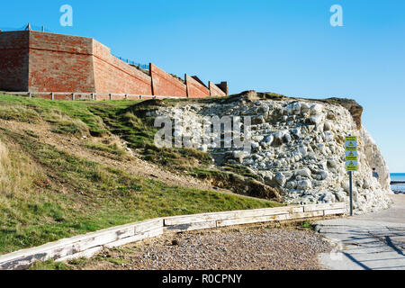 Zu Fuß zum Splash Punkt in Seaford East Sussex. England, Felsen, Meer und blauem Himmel, mit Blick auf die Überreste der Cliff Cottage oder Splash Point Hotel, selektiven Fokus Stockfoto