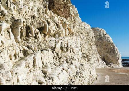 Zu Fuß zum Splash Punkt in Seaford East Sussex. England, Felsen, Meer und blauem Himmel, in der Nähe der Sieben Schwestern Nationalpark Stockfoto