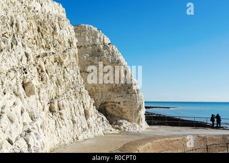 Zu Fuß zum Splash Punkt in Seaford East Sussex. England, Felsen, Meer und blauem Himmel, in der Nähe der Sieben Schwestern Nationalpark Stockfoto