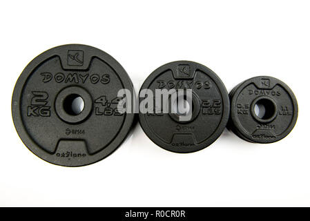 Schwarzer Stahl Gewichte für kurzhanteln von der Marke Domyos. die Hälfte, ein und zwei Kilogramm Gewicht. Stockfoto