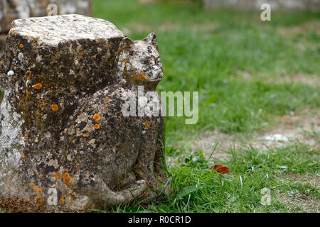 Denkmal für Tiddles der Kirche Katze auf dem Friedhof der St. Mary's Kirche in den Cotswold Stadt Wantage, GloucestershireFairford Stockfoto