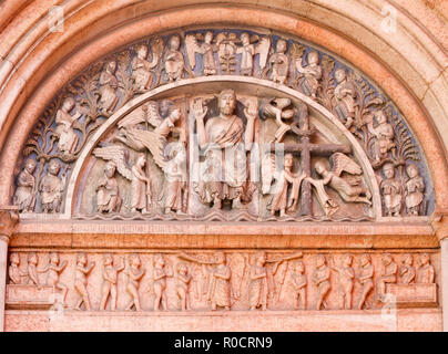 PARMA, Italien - 17. APRIL 2018: Die romanische Entlastung von Jesus Christus unter den Engeln und twelv Apostel auf dem Portal der Taufkapelle. Stockfoto