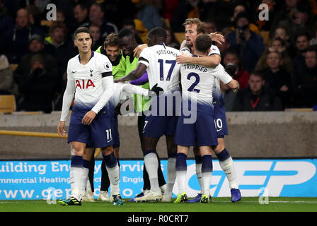 Tottenham Hotspur ist Harry Kane (hinten rechts) feiert dritten Ziel seiner Seite des Spiels zählen während der Premier League Spiel im Molineux, Wolverhampton. Stockfoto