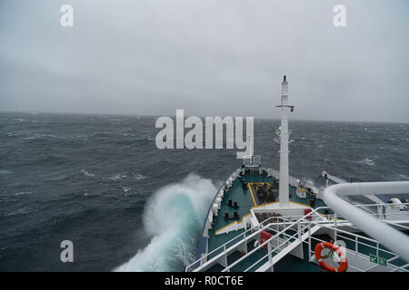 Schiff Kreuzfahrt in Sturm und schwerer See die Dänemarkstraße zwischen Grönland und Island durchqueren. Stockfoto