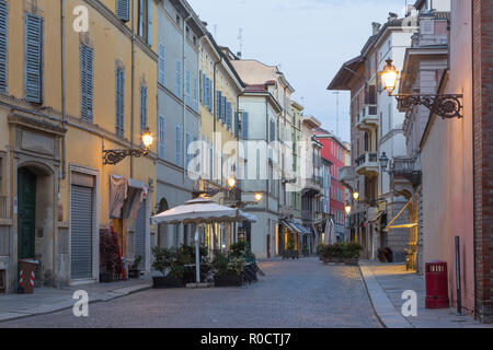 PARMA, Italien - 18 April 2018: Die Straße der Altstadt am Abend. Stockfoto