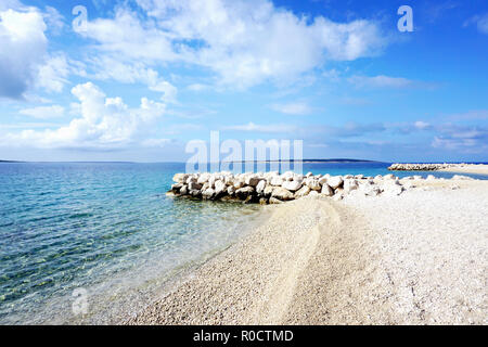 Kiesstrand und felsigen Mole in der schönen kroatischen Marine an der Adria Stockfoto