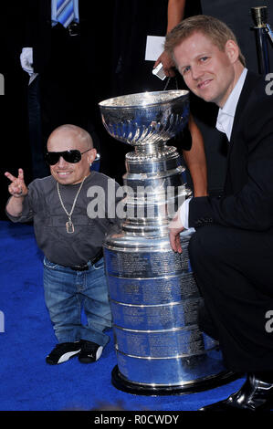 Verne Troyer und Chris Osgood - Red Wing - Stanley Cup - der Love Guru Premiere auf der Chinese Theatre in Los Angeles. in voller Länge Augenkontakt smileTroyerVerne OsgoodChris 35 Red Carpet Event, Vertikal, USA, Filmindustrie, Prominente, Fotografie, Bestof, Kunst, Kultur und Unterhaltung, Topix Prominente Fashion/Vertikal, Besten, Event in Hollywood Leben - Kalifornien, Roter Teppich und backstage, USA, Film, Stars, Film Stars, TV Stars, Musik, Promis, Fotografie, Bestof, Kunst, Kultur und Unterhaltung, Topix, vertikal, eine Person aus dem Jahr 2008 Stockfoto