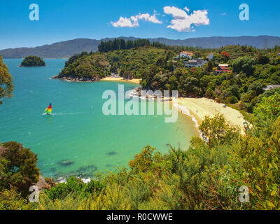 Luftaufnahme von einer schönen Bucht mit Sandstrand an einem sonnigen Tag mit Menschen schwimmen und segeln Stockfoto