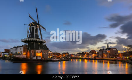 Historische Windmühle de Adriaan im alten Stadtzentrum von Haarlem, Niederlande Stockfoto