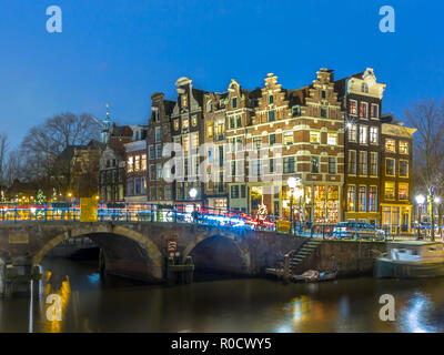 Night Shot von bunten traditionellen Grachtenhäuser an der Ecke der Brouwersgracht und Prinsengracht im UNESCO Weltnaturerbe von Amsterdam Stockfoto