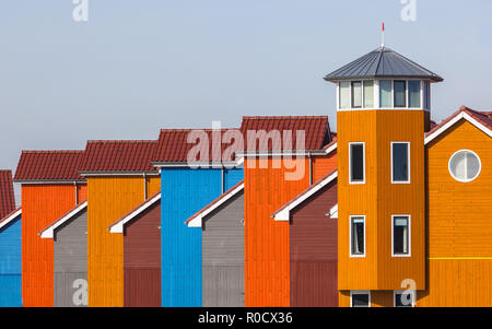 Holzhäuser in verschiedenen Farben in Groningen, Niederlande Stockfoto