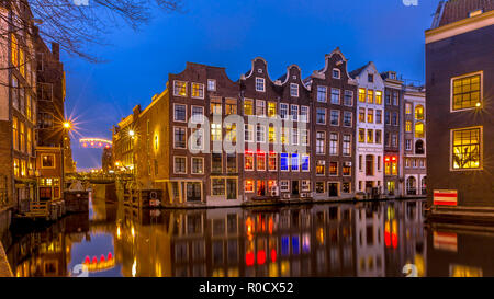 Traditionelle bunte canal Häuser in der Nacht vom Sint Olofsteeg gesehen auf dem Oudezijds Voorburgwal im UNESCO Weltnaturerbe von Amsterdam Stockfoto