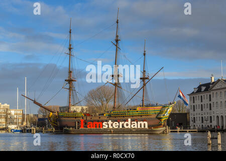 Der Vertrag von Amsterdam war ein aus dem 18. Jahrhundert Frachtschiff der Dutch East India Company vor dem Scheepvaartmuseum im UNESCO Welterbe verankert s Stockfoto