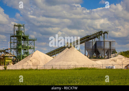 Industrielle sand mining Terminal mit Transportbändern und Silos auf einem bewölkten Sommertag Stockfoto