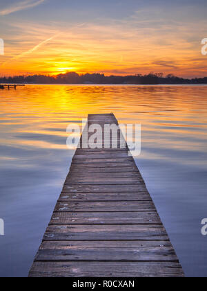 Sonnenuntergang über dem ruhigen Wasser des Sees Paterwoldsemeer Stockfoto