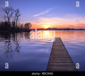 Sonnenuntergang über dem ruhigen Wasser des Sees Paterwoldsemeer Stockfoto