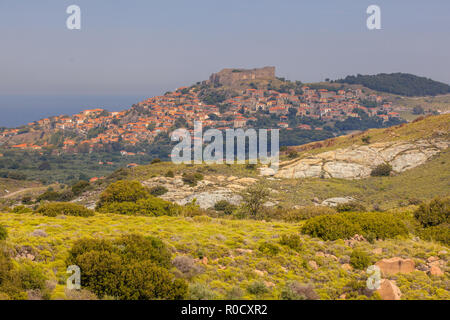 Blick auf die touristischen Dorf von Molivos, von den Hügeln auf Lesbos Insel gesehen, Griechenland Stockfoto