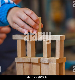 Junge Gebäude eine Struktur aus Holz- Bausteine Stockfoto