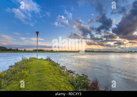 Pier Erosion verhindert im Rhein mit hellen blauen skay und schöne cloudscape bei Sonnenuntergang Stockfoto