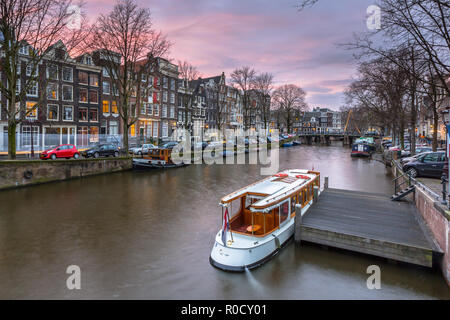 City tour Boot und farbenfrohen traditionellen canal Häuser auf die brouwersgracht in das UNESCO-Weltkulturerbe von Amsterdam Stockfoto