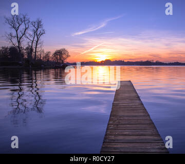 Sonnenuntergang über dem ruhigen Wasser des Sees Paterwoldsemeer Stockfoto