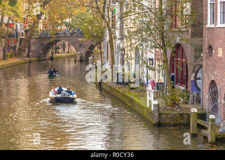 Kanal Landschaft am Oude Gracht im historischen Stadtzentrum von Utrecht, Niederlande Stockfoto