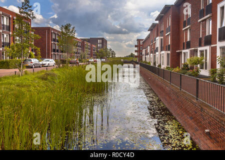 Moderne Straße mit ökologischen Mittelklasse Familie Häuser mit umweltfreundlichen River Bank in Wageningen, Niederlande Stockfoto