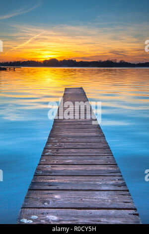 Sonnenuntergang über dem ruhigen Wasser des Sees Paterwoldsemeer Stockfoto