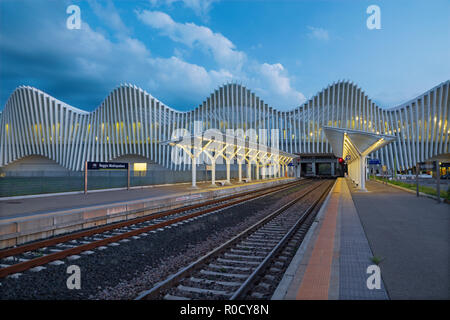 REGGIO EMILIA, Italien, 13. April 2018: Die Reggio Emilia AV Mediopadana Bahnhof in der Dämmerung des Architekten Santiago Calatrava. Stockfoto