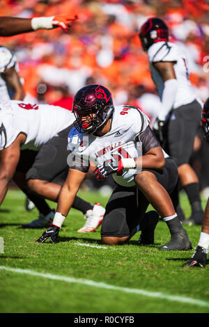 Clemson, South Carolina, USA. 03 Nov, 2018. Louisville Kardinäle defensive lineman G.G. Robinson (94) während der NCAA College Football Spiel zwischen Louisville und Clemson am Samstag, den 3. November 2018 Memorial Stadium in Clemson, SC. Jakob Kupferman/CSM Credit: Cal Sport Media/Alamy leben Nachrichten Stockfoto