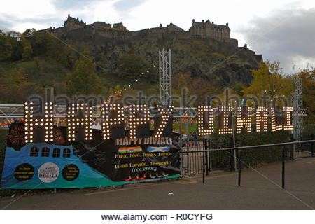 Edinburgh, Vereinigtes Königreich. 3. November 2018. Festival von Diwali im Princes Street Gardens und das Ross Musikpavillon mit Edinburgh Castle. Quelle: Craig Brown/Alamy Leben Nachrichten. Stockfoto