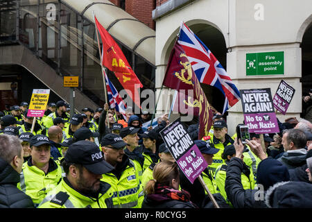 LILiverpool, UK. 3. November, 2018. Die Bereitschaftspolizei verwenden die Technik namens kettling zu umgeben, die eine Gruppe von Mitgliedern und Anhängern der rechtsextremen Gruppe Merseyside Frontline Patrioten, die in die Stadt gekommen waren, eine "Pro Brexit britische Unabhängigkeit Rally' zu halten. Die hunderte von Anti-facsist Demonstranten, die bei Moorfield Bahnhof gedreht hatte zu treffen, um sie sorgten dafür, dass die kleine Gruppe nicht in der Lage war, durch die Stadt zu marschieren. Die antifaschistischen Demonstranten dann durch die Stadt marschierten, Lime Street Station in Liverpool am November 03, 2018. Quelle: Jim Holz/Alamy leben Nachrichten Stockfoto