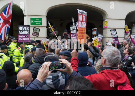 LILiverpool, UK. 3. November, 2018. Die Bereitschaftspolizei verwenden die Technik namens kettling zu umgeben, die eine Gruppe von Mitgliedern und Anhängern der rechtsextremen Gruppe Merseyside Frontline Patrioten, die in die Stadt gekommen waren, eine "Pro Brexit britische Unabhängigkeit Rally' zu halten. Die hunderte von Anti-facsist Demonstranten, die bei Moorfield Bahnhof gedreht hatte zu treffen, um sie sorgten dafür, dass die kleine Gruppe nicht in der Lage war, durch die Stadt zu marschieren. Die antifaschistischen Demonstranten dann durch die Stadt marschierten, Lime Street Station in Liverpool am November 03, 2018. Quelle: Jim Holz/Alamy leben Nachrichten Stockfoto