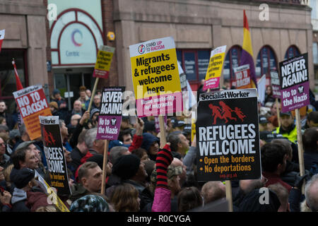 LILiverpool, UK. 3. November, 2018. Die Bereitschaftspolizei verwenden die Technik namens kettling zu umgeben, die eine Gruppe von Mitgliedern und Anhängern der rechtsextremen Gruppe Merseyside Frontline Patrioten, die in die Stadt gekommen waren, eine "Pro Brexit britische Unabhängigkeit Rally' zu halten. Die hunderte von Anti-facsist Demonstranten, die bei Moorfield Bahnhof gedreht hatte zu treffen, um sie sorgten dafür, dass die kleine Gruppe nicht in der Lage war, durch die Stadt zu marschieren. Die antifaschistischen Demonstranten dann durch die Stadt marschierten, Lime Street Station in Liverpool am November 03, 2018. Quelle: Jim Holz/Alamy leben Nachrichten Stockfoto