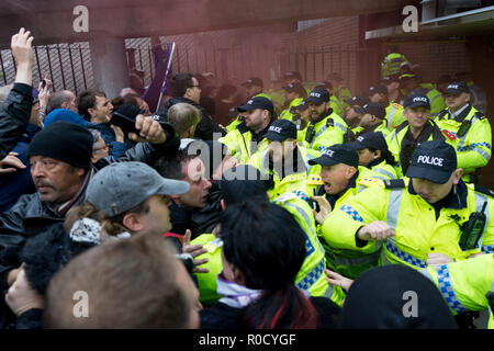 LILiverpool, UK. 3. November, 2018. Anti Facsist Demonstranten durch die Bereitschaftspolizei übertragen werden, sobald Sie mit der Technik namens kettling zu umgeben, die eine Gruppe von Mitgliedern und Anhängern der rechtsextremen Gruppe Merseyside Frontline Patrioten, die in die Stadt gekommen waren, eine "Pro Brexit britische Unabhängigkeit Rally' zu halten. Die hunderte von Anti-facsist Demonstranten, die bei Moorfield Bahnhof gedreht hatte zu treffen, um sie sorgten dafür, dass die kleine Gruppe nicht in der Lage war, durch die Stadt zu marschieren. Die antifaschistischen Demonstranten dann durch die Stadt marschierten, Lime Street Station in Liverpool am November 03, Quelle: Jim Holz/Alamy Stockfoto