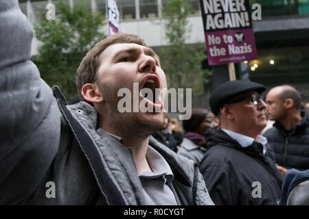 LILiverpool, UK. 3. November, 2018. Ein Demonstrant heckles als Bereitschaftspolizei verwenden die Technik namens kettling zu umgeben, die eine Gruppe von Mitgliedern und Anhängern der rechtsextremen Gruppe Merseyside Frontline Patrioten, die in die Stadt gekommen waren, eine "Pro Brexit britische Unabhängigkeit Rally' zu halten. Die hunderte von Anti-facsist Demonstranten, die bei Moorfield Bahnhof gedreht hatte zu treffen, um sie sorgten dafür, dass die kleine Gruppe nicht in der Lage war, durch die Stadt zu marschieren. Die antifaschistischen Demonstranten dann durch die Stadt marschierten, Lime Street Station in Liverpool am November 03, 2018. Quelle: Jim Holz/Alamy leben Nachrichten Stockfoto