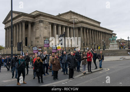 LILiverpool, UK. 3. November, 2018. Die Bereitschaftspolizei verwenden die Technik namens kettling zu umgeben, die eine Gruppe von Mitgliedern und Anhängern der rechtsextremen Gruppe Merseyside Frontline Patrioten, die in die Stadt gekommen waren, eine "Pro Brexit britische Unabhängigkeit Rally' zu halten. Die hunderte von Anti-facsist Demonstranten, die bei Moorfield Bahnhof gedreht hatte zu treffen, um sie sorgten dafür, dass die kleine Gruppe nicht in der Lage war, durch die Stadt zu marschieren. Die antifaschistischen Demonstranten dann durch die Stadt marschierten, Lime Street Station in Liverpool am November 03, 2018. Quelle: Jim Holz/Alamy leben Nachrichten Stockfoto