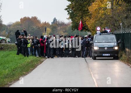 Fürstenfeldbruck, Bayern, Deutschland. 3. November, 2018. 100 Migranten an der Fürstenfeldbruck Wohnanlage in der Nähe von München eine Kundgebung protestieren wegen angeblicher Missbrauch durch Sicherheitspersonal und Aufenthalte von zwei oder mehr Jahren statt der maximal sechs Monate. Die fürstenfeldbruck Camp hat einen Flammpunkt bei Konflikten, die seit mehreren Jahren, mit der überwiegend afrikanischen Bewohner in zahlreichen Auseinandersetzungen mit Sicherheit und Personal mit einbezogen werden. Credit: ZUMA Press, Inc./Alamy leben Nachrichten Stockfoto