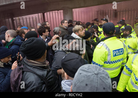 LILiverpool, UK. 3. November, 2018. Als rote Rauch aus einem Flare von Anti Facsist Demonstranten geworfen werden brausen Sie von Bereitschaftspolizei geschoben werden, wie Sie mit der Technik namens kettling zu umgeben, die eine Gruppe von Mitgliedern und Anhängern der rechtsextremen Gruppe Merseyside Frontline Patrioten, die in die Stadt gekommen waren, eine "Pro Brexit britische Unabhängigkeit Rally' zu halten. Die hunderte von Anti-facsist Demonstranten, die bei Moorfield Bahnhof gedreht hatte zu treffen, um sie sorgten dafür, dass die kleine Gruppe nicht in der Lage war, durch die Stadt zu marschieren. Die antifaschistischen Demonstranten dann durch die Stadt zu L Kredit marschierten: Jim Holz/Alam Stockfoto