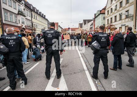 Fürstenfeldbruck, Bayern, Deutschland. 3. November, 2018. 100 Migranten an der Fürstenfeldbruck Wohnanlage in der Nähe von München eine Kundgebung protestieren wegen angeblicher Missbrauch durch Sicherheitspersonal und Aufenthalte von zwei oder mehr Jahren statt der maximal sechs Monate. Die fürstenfeldbruck Camp hat einen Flammpunkt bei Konflikten, die seit mehreren Jahren, mit der überwiegend afrikanischen Bewohner in zahlreichen Auseinandersetzungen mit Sicherheit und Personal mit einbezogen werden. Credit: ZUMA Press, Inc./Alamy leben Nachrichten Stockfoto