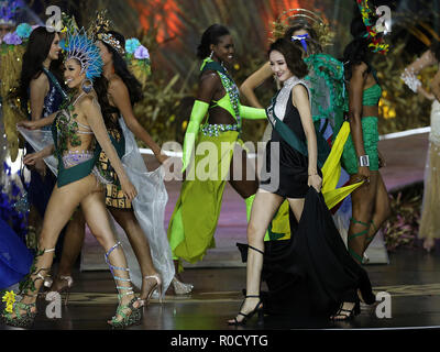 Pasay City, Philippinen. 3. November, 2018. Kandidaten darstellen auf der Bühne während der Krönung Nacht der Miss Earth 2018 in Pasay City, Philippinen, an November 3, 2018. Phuong Khanh Nguyen von Vietnam gewann die Krone der Miss Earth 2018, schlagen andere Bewerber aus der ganzen Welt. Credit: rouelle Umali/Xinhua/Alamy leben Nachrichten Stockfoto
