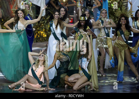 Pasay City, Philippinen. 3. November, 2018. Kandidaten darstellen auf der Bühne während der Krönung Nacht der Miss Earth 2018 in Pasay City, Philippinen, an November 3, 2018. Phuong Khanh Nguyen von Vietnam gewann die Krone der Miss Earth 2018, schlagen andere Bewerber aus der ganzen Welt. Credit: rouelle Umali/Xinhua/Alamy leben Nachrichten Stockfoto