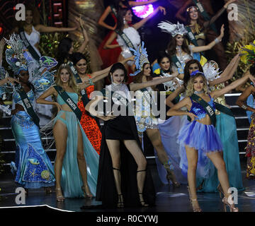 Pasay City, Philippinen. 3. November, 2018. Kandidaten darstellen auf der Bühne während der Krönung Nacht der Miss Earth 2018 in Pasay City, Philippinen, an November 3, 2018. Phuong Khanh Nguyen von Vietnam gewann die Krone der Miss Earth 2018, schlagen andere Bewerber aus der ganzen Welt. Credit: rouelle Umali/Xinhua/Alamy leben Nachrichten Stockfoto